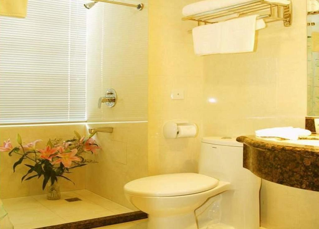 Greentree Hongqiao Airport Hotel 3*