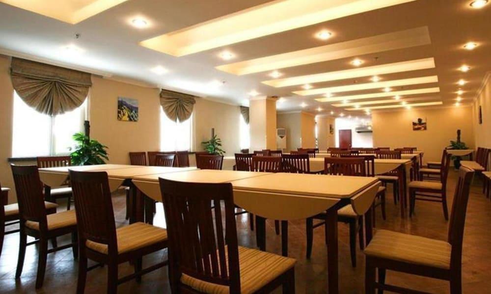 Greentree Hongqiao Airport 3*