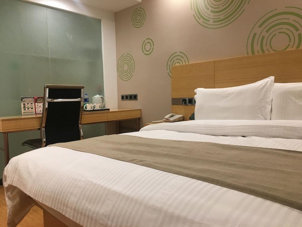 Greentree Hongqiao Airport Hotel 3*