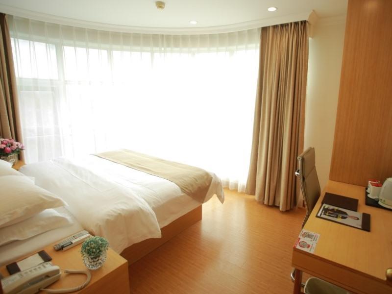 Greentree Hongqiao Airport Hotel 3*