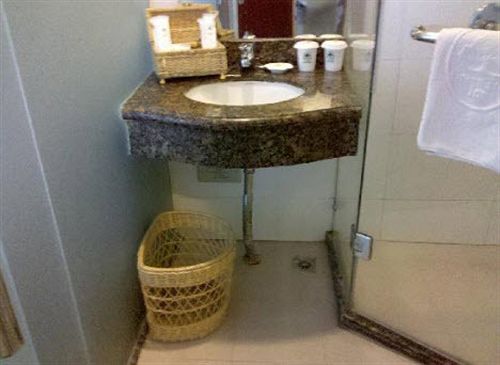 Greentree Hongqiao Airport Hotel 3*
