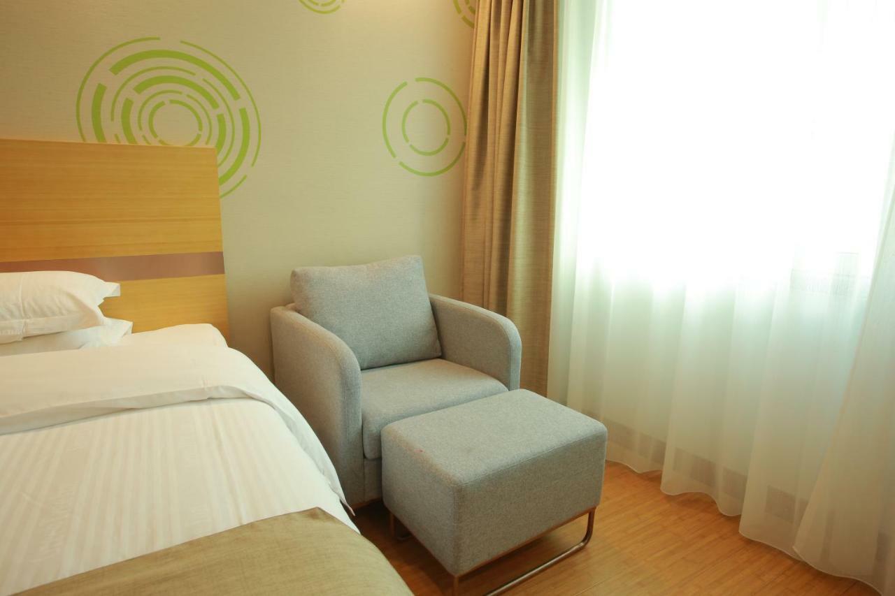 Greentree Hongqiao Airport 3*